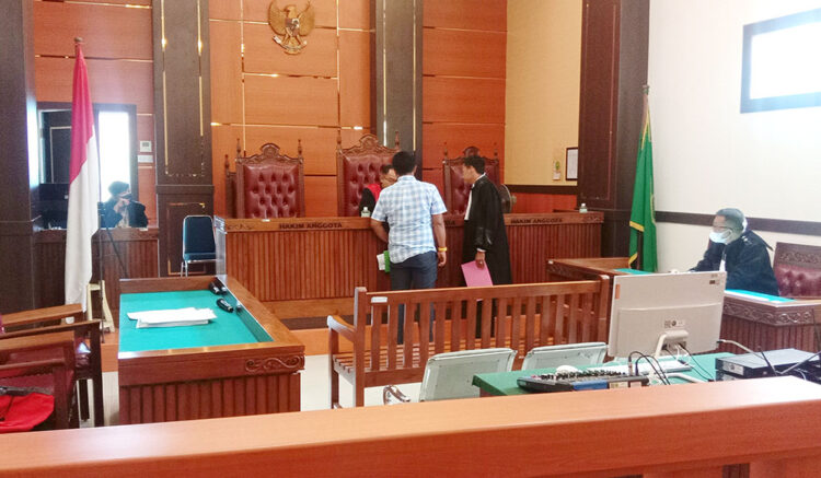 SIDANG TIPIRING—Kuasa Hukum terdakwa Hosen Indra, tengah memperlihatkan bukti surat sakit kepada hakim tunggal di Pengadilan Negeri Kelas IA Padang. Kamis (2/6).