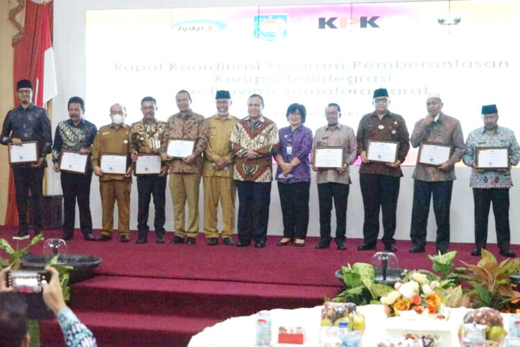 FOTO BERAMA—Bupati Tanhdatar Eka Putra foto bersama dengan daerah penerima piagam foto bersama KPK RI.