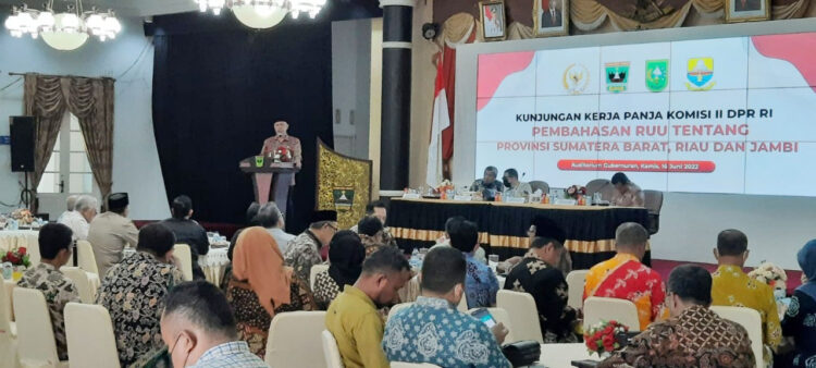 PEMBAHASAN RUU— Gubernur Sumbar, Mahyeldi Ansharullah saat kegiatan Kunker Panja Komisi II DPR RI terkait pembahasan RUU tentang Provinsi Sumbar, Riau dan Jambi, Kamis (16/6) di Auditorium Gubernuran Sumbar.