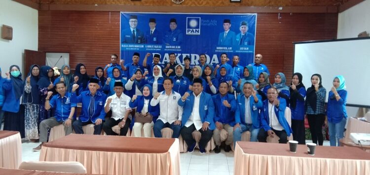 FOTO BERSAMA— Ketua DPW PAN Sumatera Barat Indra Dt Rajolelo, Bupati Padangpariaman Suhatri Bur foto bersama usai acara, kemarin.