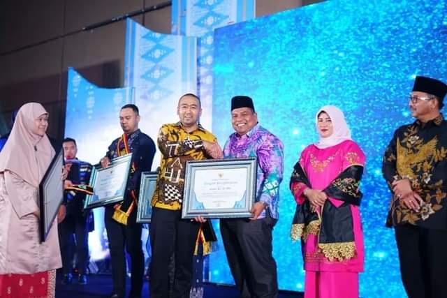 Suhatri Bur Terpilih Sebagai Ayah Genre Sumbar 2022