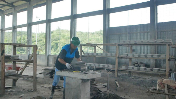 MANFAATKAN LIMBAH PLTU— Memanfaatkan FABA atau limbah PLTU yang disulap menjadi batako dan pavingblok serta pupuk yang dilakukan PLN, diapresiasi Kementerian ESDM RI.