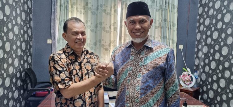 SALAM KOMPAK— Direktur Utama PT. Sumpitmas, Hafrizal salam kompak dengan Gubernur Sumbar Mahyeldi.