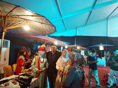 Pasar Seni Payakumbuh, Kuliner Khas Minang akan Tetap Lestari Setiap Ada Momen 1 FOTO BERSAMA— Supardi bersama istri poto bersama dengan ibu-ibu saat melihat stand kuliner tradisional di pameran Pasar Seni Payakumbuh.