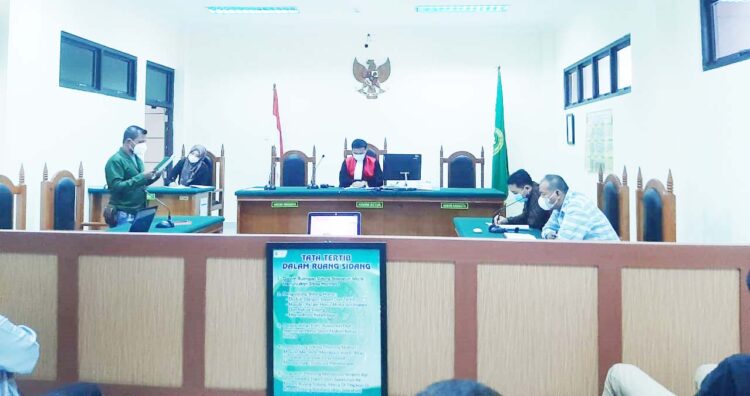 Tak Terima Kasus Penganiayaan di SP3, Wartawan Media Online Praperadilkan Polres Tanahdatar 1 SIDANG— Suasana sidang gugatan praperadilan yang dilayangkan wartawan media online terhadap Polres Tanahdatar terkait SP3 kasus penganiayaan.