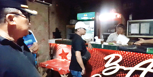 SOSIALISASI IZIN USAHA—  Petugas Satpol PP melakukan sosialisasi izin tempat usaha, izin minuman beralkohol di tempat-tempat usaha kafe karaoke dan resto langsung ke kafe-kafe di kawasan Jalan Thamrin, Belakang Pondok, Senin (13/6) dinihari WIB.