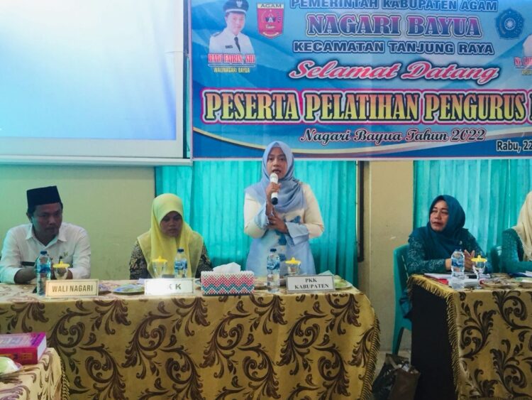 Tim Penggerak PKK Nagari Bayur Kecamatan Tanjung Raya memberikan pelatihan kapasitas terhadap kadernya di aula kantor wali Nagari Bayur, Rabu (22/6).