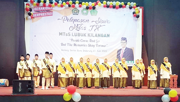 PELEPASAN SISWA— Para siswa MTsS Luki yang dilepas setelah menamatkan pendidikan di sekolah binaan PT Semen Padang berfoto bersama di Gedung Serba Guna (GSG). Tahun ini, seluruh siswa MTsS Luki lulus 100 persen.