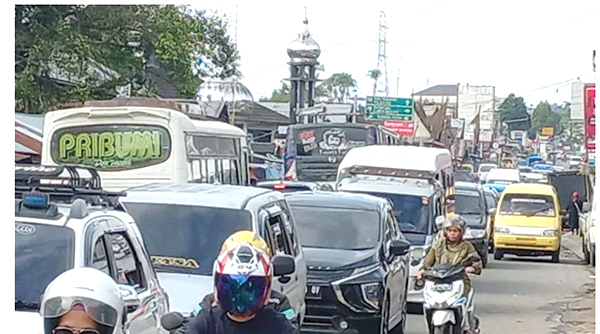 KEMACETAN--Sesudut pemandangan kemacetan yang cukup kronis di jalur Jalan Nasional tepatnya di Pasar Nagari Padang Lua Padang- Bukittinggi.
