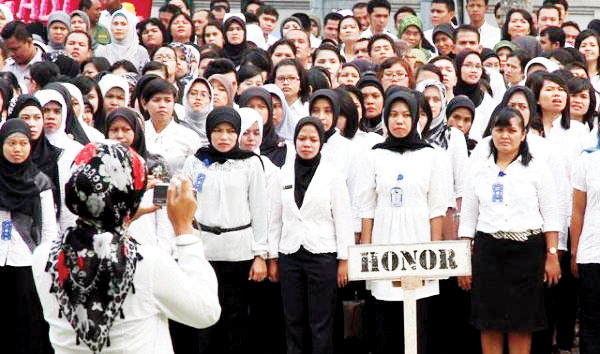 Pemerintah Tidak Memberhentikan Honorer Secara Massal 1 NASIB— Naib para honorer tak menentu, namun tidak semua honorer dialihkan ke outsourcing sejumlah jabatan bisa dialihkan.