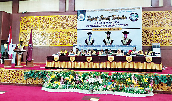 PENGUKUHAN GURU BESAR— Tiga guru besar UIN Imam Bonjol dikukuhkan melalui rangkaian orasi ilmiah, berlangsung di Gedung Auditorium Mahmud Yunus Kampus Lubuk Lintah, Kamis (2/6).