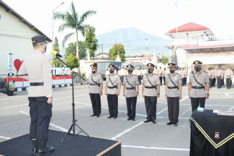 SERTIJAB— Tiga perwira tinggi di lingkungan Polres Bukittinggi dimutasi dan proses serah terima jabatan, Senin (6/6).