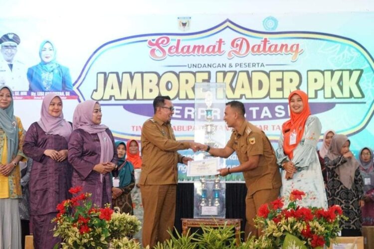 PKK Salimpaung Juara Umum 1 BERIKAN—Bupati Tanahdatar Eka Putra berikan piagam dan piala pada juara umum.