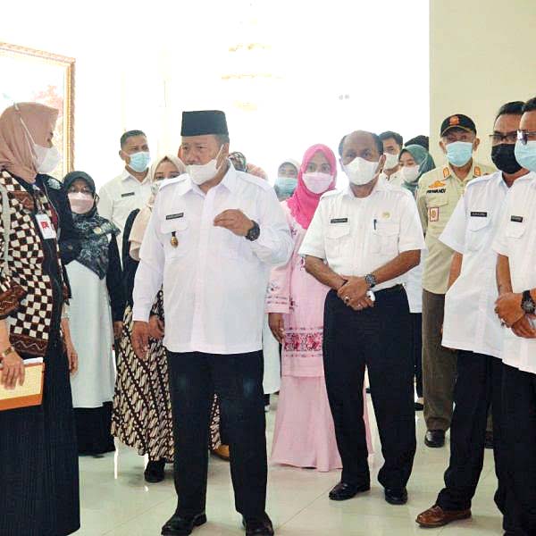 PENILAIAN— Tim penilai dan tim independen evaluasi Kabupaten Layak Anak (KLA) melakukan verifikasi lapangan di Kabupaten Agam.