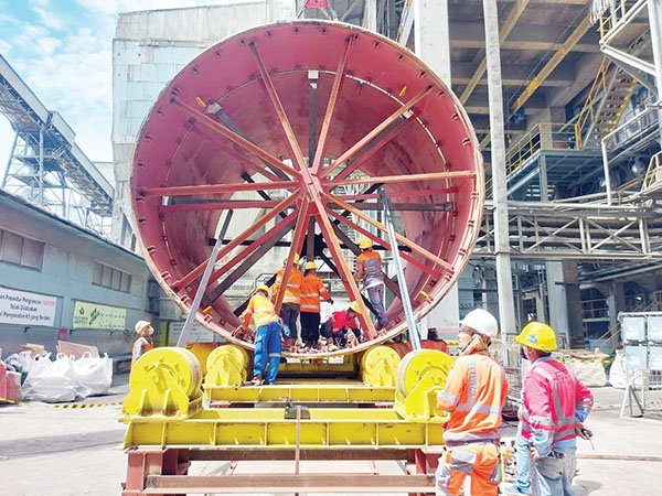 Workshop Semen Padang Garap Proyek Rp9,97 Miliar di SBI dan Tonasa 1 RAMPUNGKAN PROYEK— Tim Unit Workshop Departemen BINS PT Semen Padang tengah memasang on ground assembly kiln shell di Pabrik PT SBI Narogong II, Bogor.