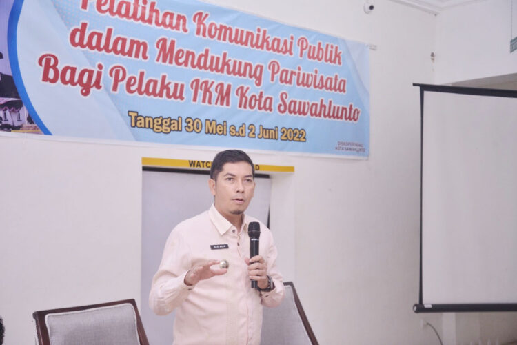 PELATIHAN— Wako Sawahlunto Deri Asta memberikan arahan dalam pelatihan bagi pelaku usaha kecil menengah.