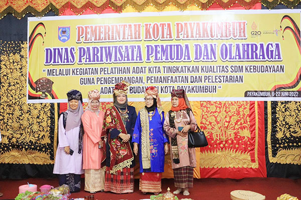 FOTO BERSAMA— Peserta pelatihan adat budaya tampak berfoto bersama sebelum mengikuti pelatihan.
