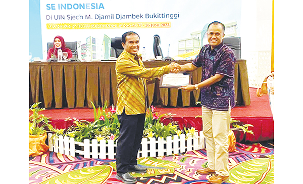 PENGHARGAAN—  Wakil Rektor II UIN Imam Bonjol Padang, Dr. Testru Hendra (kanan), menerima penghargaan dari Direktur Pembinaan Pengelolaan Keuangan Badan Layanan Umum Kementerian Keuangan Republik Indonesia, Agung Yulianta.