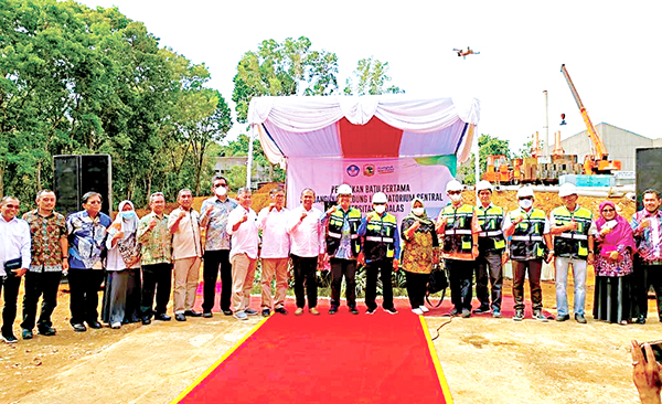 Pembangunan Laboratorium Sentral Unand Dimulai, Langkah Awal Lahirnya Periset Hebat di Unand 1 PELETAKAN BATU PERTAMA— Direktur Sumber Daya Ditjen Dikti Kemendikbud Dr Sofwan Efendi, Rektor Unand Prof Yuliandri dan Direktur Utama PT Nindya Beton Okven Ronaldo, melakukan peletakan batu pertama pembangunan laboratorium sentral Unand, Kamis (2/6).