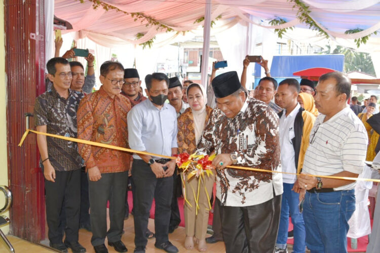 Usaha Digital Printing Pengaruhi Ekonomi Masyarakat saat Pandemi Covid-19 1 GUNTING PITA—Bupati Padangpariaman Suhatri Bur gunting pita saat meresmikan digital printing.