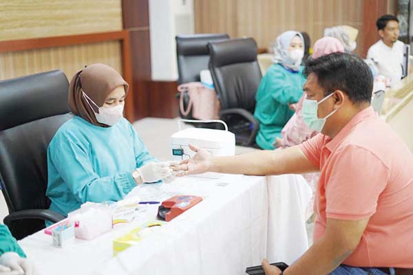 DONOR DARAH— Pegawai, keluarga pegawai, anak perusahaan, maupun tenaga alih daya mengikuti kegiatan donor darah yang dilaksanakan di  Aula Kantor Induk PLN, Rabu (29/6).