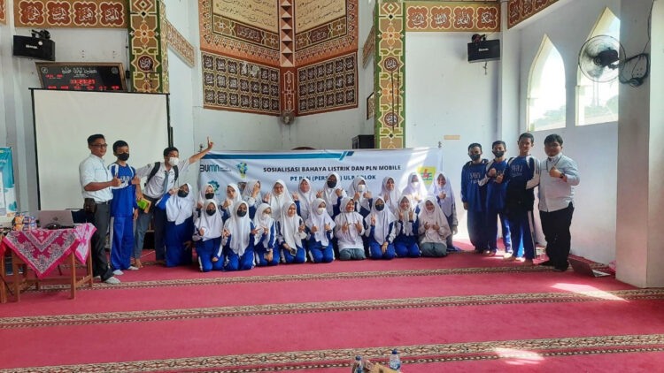 PLN Mengajar di SMK N 1 Kecamatan Luak, Ajak Generasi Muda Ikut Menjaga Aset Kelistrikan 1 PLN MENGAJAR— Manager UP3 Payakumbuh bersama jajaran berfoto bersama dengan para siswa usai kegiatan ”PLN Mengajar” di SMK N 1 Kecamatan Luak, Rabu (15/6) lalu.Siswa diberi wawasan mengenai Keselamatan Kelistrikan (K2).