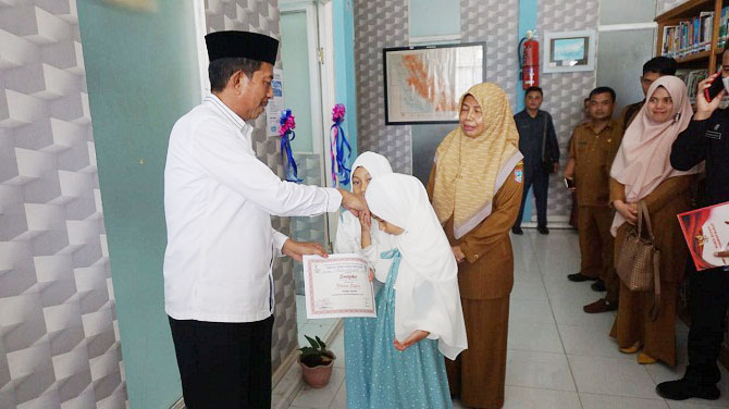 BAGIKAN SERTIFIKAT— Wabup Pasbar Risnawanto bagikan sertifikat bagi peserta lomba bercerita.