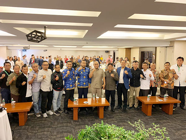 PENUTUPAN— Wagub Sumbar Audy Joinaldy bersama Pengprov Cabor dan KONI kabupaten dan kota pada penutupan Musorprovlub KONI Sumbar di Padang, Jumat (17/6).