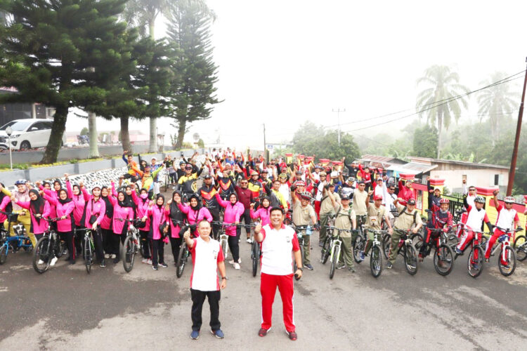 FUN BIKE BHAYANGKARA—Wakapolres Kompol Andi Lorena pimpin fun bike di wilayah hukum Polres Tanahdatar.