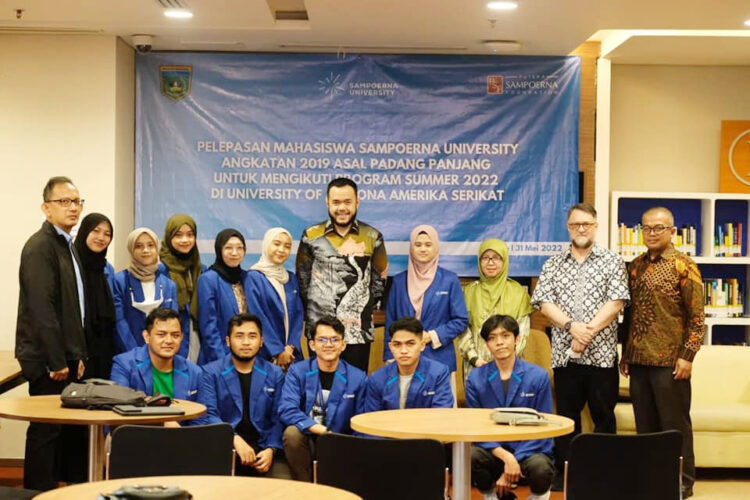 Wako Fadly Amran Lepas 11 Mahasiswa Padangpanjang ke Amerika 1 PELEPASAN— Wali Kota H. Fadly Amran, BBA Datuak Paduko Malano foto bersama sebelum melepas 11 mahasiswa Sampoerna University asal Kota Padangpanjang.