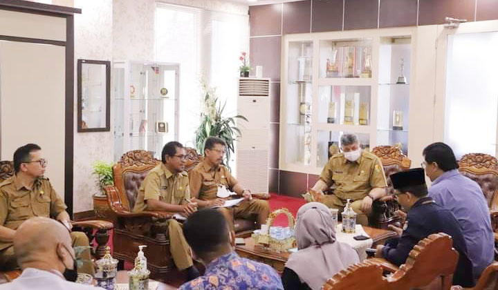 Wako Solok Zul Elfian ketika menerima di ruang kerjanya komisioner KPU Kota Solok