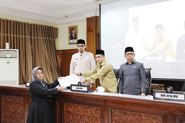 ANTARKAN— Wako Bukittinggi Erman Safar antarkan pertanggungjawaban APBD 2021 DPRD inisiasi pencabutan Perda lembaga kemasyarakatan.