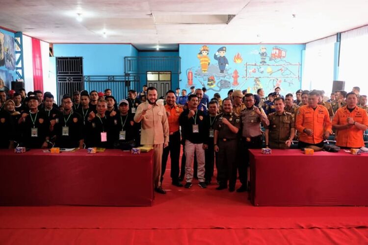 PELATIHAN SATLINMAS— Wako Padangpanjang Wali Kota, H. Fadly Amran, BBA Datuak Paduko Malano usai membuka kegiatan foto bersama dengan para peserta pelatihan.