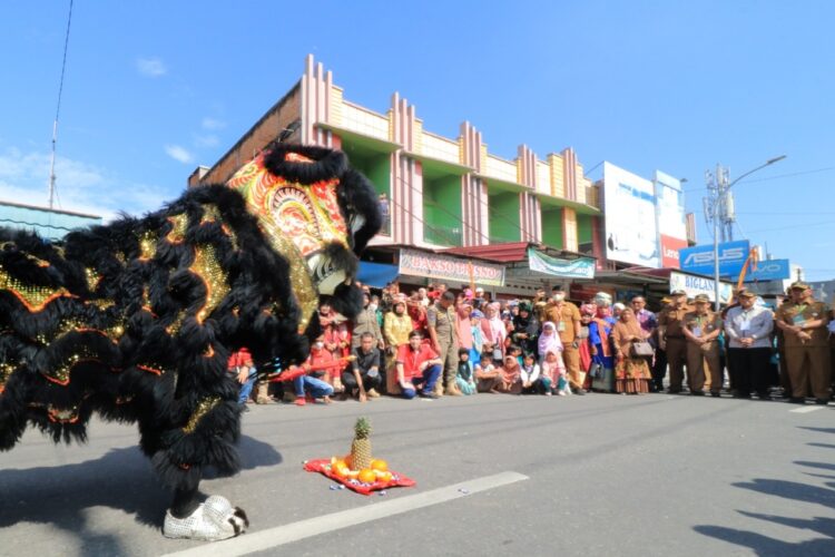 BARONGSAI—Wali Kota Payakumbuh RizaFelepi bersama tim penilai kelurahan disambut dengan tarian Barongsai.