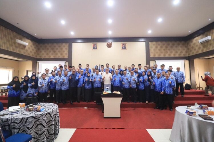 40 Persen Belanja Barang dan Jasa harus Produk dalam Negeri 1 FOTO BERSAMA— Wali Kota Payakumbuh Riza Falepi foto bersama dengan ASN Pemko Payakumbuh usai acara.