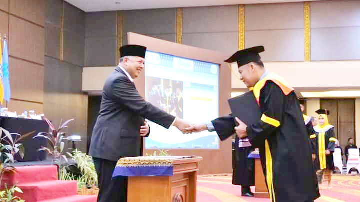 Walikota Solok Zul Elfian bersalaman usai penandatanganan MoU kerjasama