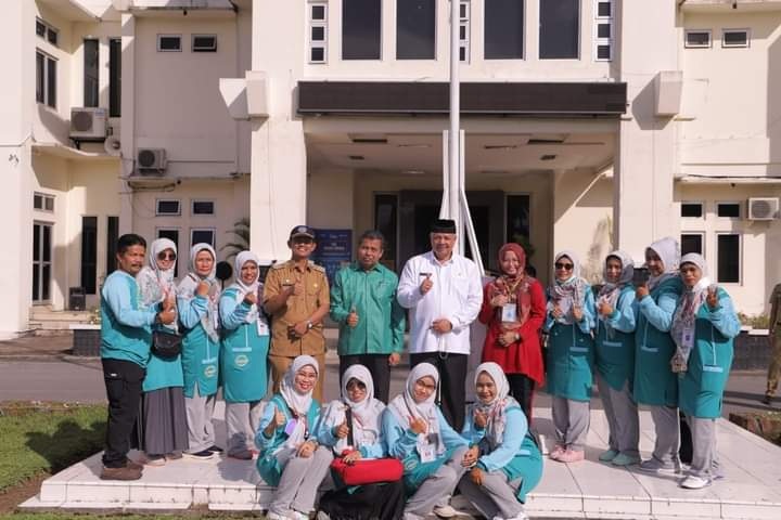 IKUTI JAMBORE— Wali Kota Solok Zul Elfian melepas kader PKK mengikuti Jambore PKK di Kota Padangpanjang.