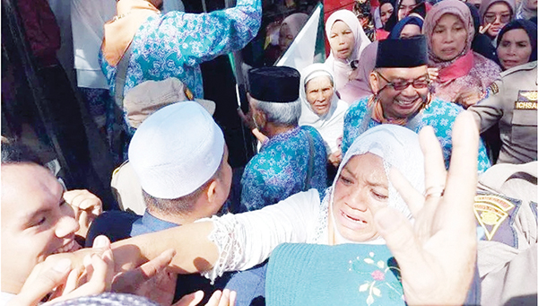 PELEPASAN— Wakil Wali Kota Bukittinggi, Marfendi melepas keberangkatan 118 calon jamaah haji untuk menunaikan ibadah haji tahun ini yang tergabung dalam kelompok terbang (Kloter) 2 bersama empat kabupaten/kota lainnya di Sumbar, Sabtu (4/6).