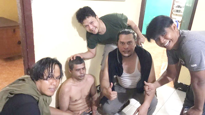 PEMBUNUH— Pelaku Mawardi (50) yang membunuh ibu dan adik kandungnya 
diamankan di Polres Solok Kota.