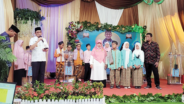 Bumikan Al Quran dengan Program Cerdas Quran, Hendri Septa: Tamat SD Wajib Hafal 1 Juz 1 CERDAS QURAN PADANG TV— Wali Kota Padang, Hendri Septa membuka acara Program Cerdas Quran tingkat Pelajar SD dan SMP se-Kota Padang yang digelar Padang TV, Rabu (15/6).