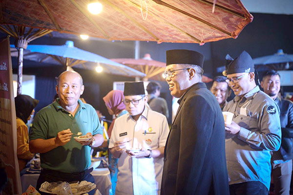 RESMI DIBUKA— Ketua DPRD Sumbar, Supardi saat membuka kegiatan Pasar Seni Payakumbuh di Medan Nan Bapaneh Ngalau Indah, Kota Payakumbuh.