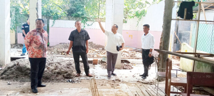 PENINJAUAN— Kepala MAN 3 Padang Afrizal meninjau peningkatan pembangunan Masjid Nurul Ulum di dalam lingkungan madrasah tersebut, Senin (27/6).