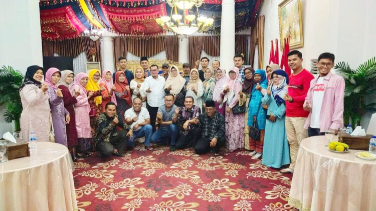 FOTO BERSAMA—Bupati Tanahdatar Eka Putra foto bersama Camat Lintau Buo Utara, Wali Nagari, BPRN, KAN, Bundo Kanduang dan Pemuda Nagari Batu Bulek.