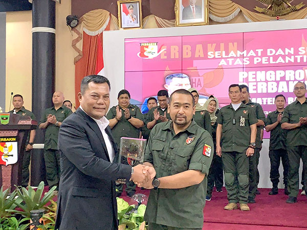 SALAM KOMANDO— Ketua Umum PB. Perbakin, Letjen TNI Joni Supriyanto salam komando dengan Wagub Sumbar Aidy Joinaldy usai dilantik.