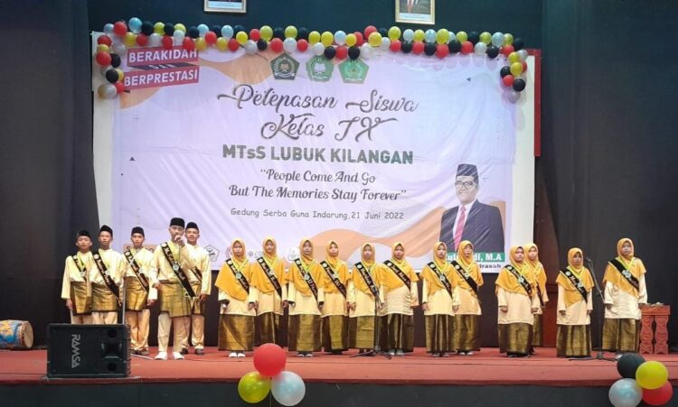 Tamatkan Pendidikan, Sebanyak 59 Siswa MTsS Lubuk Kilangan Dilepas 1 FOTO BERSAMA-- Dewan guru MTsS Luki foto bersama usai acara pelepasan 59 siswa di sekolah binaan PT Semen Padang.