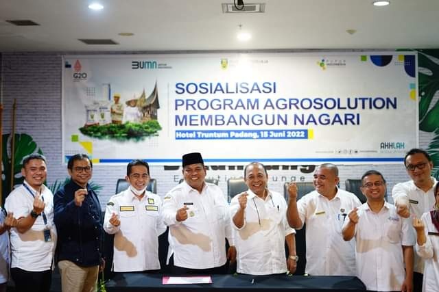 FOTO BERSAMA— Bupati Padangpariaman Suhatri Bur usai kegiatan foto bersama tim Pupuk Indonsia dan Pusri.