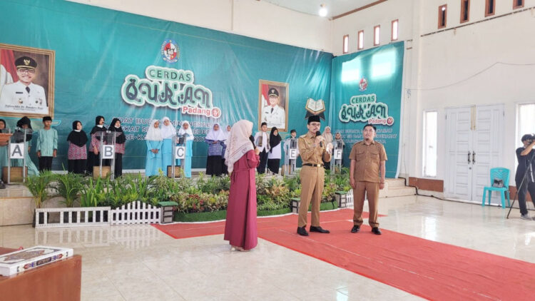 Lomba Cerdas Quran Tingkat Pelajar se-Kabupaten Limapuluh Kota Digelar 1 LOMBA CERDAS QURAN— Bupati Limapuluh Kota, Safarudin saat membuka secara langsung lomba Cerdas Quran PadangTV tingkat pelajar SD dan SMP s-Kabupaten Limapuluh Kota, Senin (13/6).