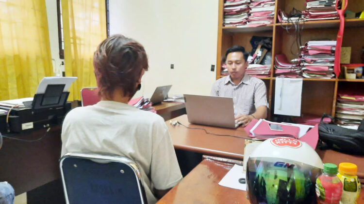 Duda Sebarkan, Foto Bugil Janda, ke Facebook, Ngaku Sakit Hati Lamarannya Ditolak 1 SEBAR FOTO SYUR— Pelaku MN (38) yang nekat menyebarkan foto syur mantan
pacarnya diamankan di Mapolres Pariaman.