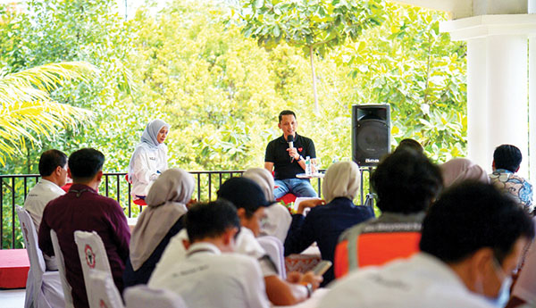 Ketua BUMN Muda Indonesia Sharing dengan Leaders Muda Semen Padang 1 LEADER BUMN— Kegiatan sharing, “Ngobrol Asik: Menjadi Future Leaders BUMN yang Tangguh” bersama Ketua BUMN Muda Indonesia Soleh Ayubi, Ph.D, diselenggarakan di Club House Lapangan Golf PT Semen Padang, Selasa (31/5), diikuti antusias puluhan leader muda PT Semen Padang serta dipandu Kepala Unit Humas & Kesekretariatan PT Semen Padang, Nur Anita Rahmawati.