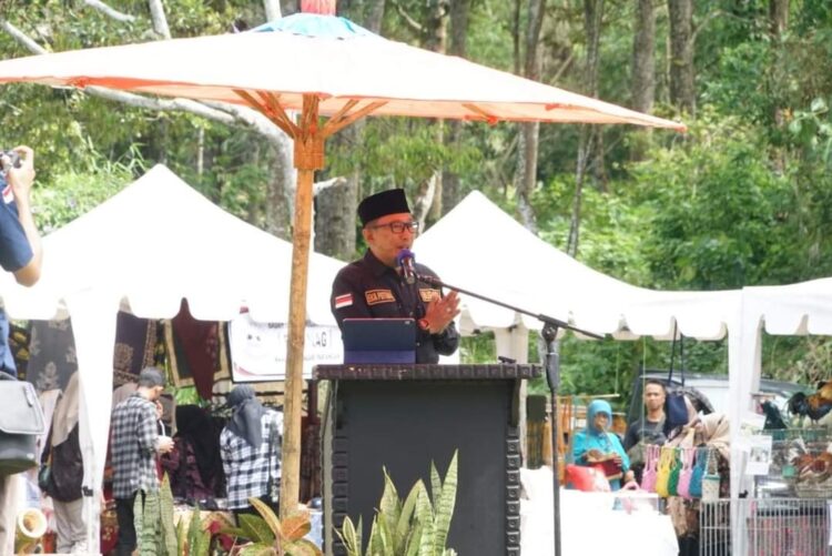 Festival Pesona Nagari Tuo Pariangan, Bangkitkan Kembali Kesenian Tradisional Anak Nagari 1 festival pesona nagari tuo Pariangan, Sabtu (25/6) dibuka secara langsung oleh Bupati Tanah Datar Eka Putra.
